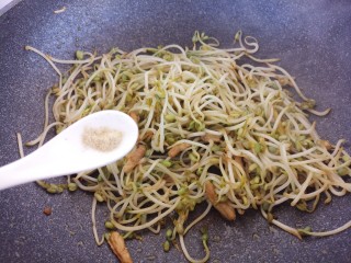 炒豆芽,半勺胡椒粉。
