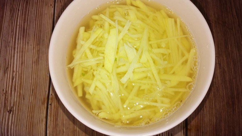 家常素菜芹菜土豆丝,土豆切成丝，放水里泡一下。