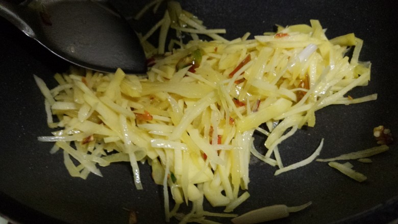 家常素菜芹菜土豆丝,翻炒几下。