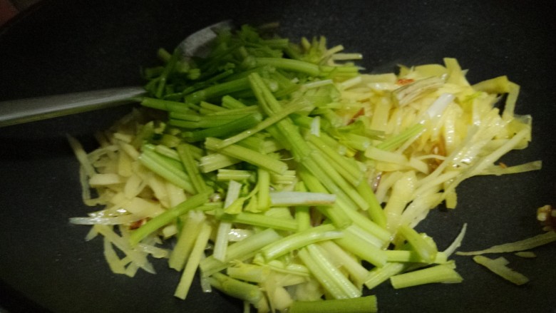 家常素菜芹菜土豆丝,加入芹菜段炒。