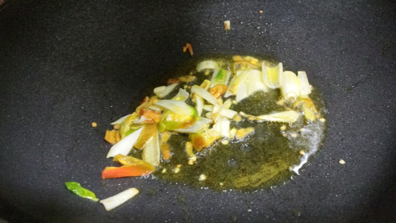 家常素菜芹菜土豆丝,炒出香味。