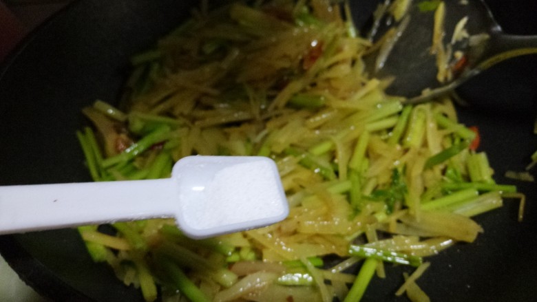 家常素菜芹菜土豆丝,一勺盐。