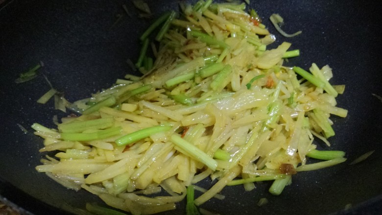 家常素菜芹菜土豆丝,翻炒均匀。