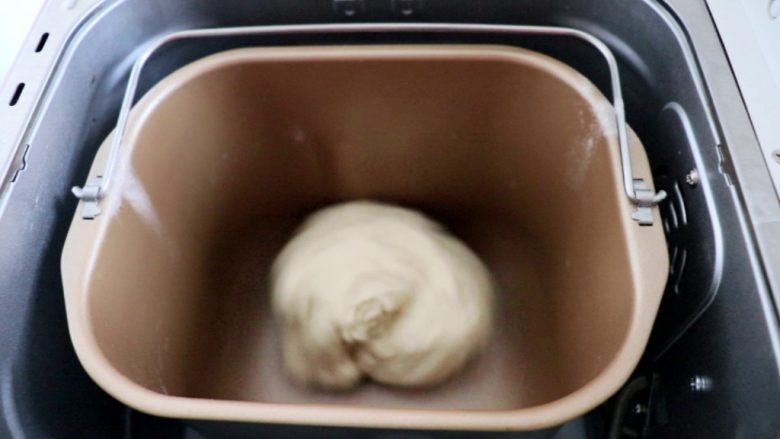 酸奶花生酱花卷,放入面包机中，启动面包机中的和面功能键，和面8min
tips：1—4步骤，没有面包机可用手揉代替，揉至面团光滑不沾手即可
