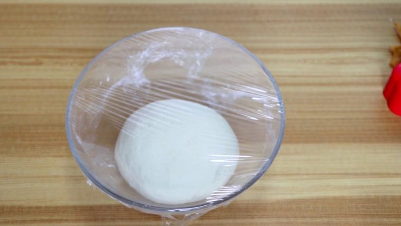 酸奶花生酱花卷,盖上保鲜膜，放在温暖处，发酵至面团两倍大
tips：由于现在是夏天的原因，我这里发酵了20min