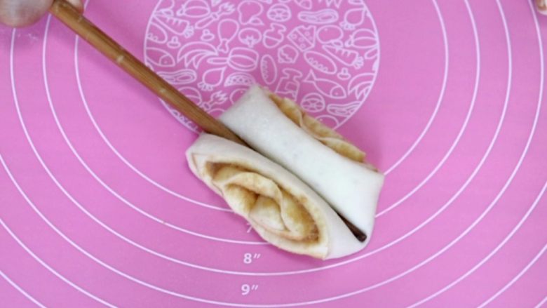 酸奶花生酱花卷,用筷子在中间压一道
