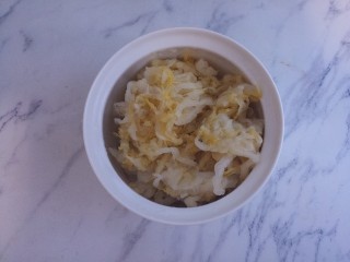 醋溜酸菜土豆丝,先准备一小碗酸菜。