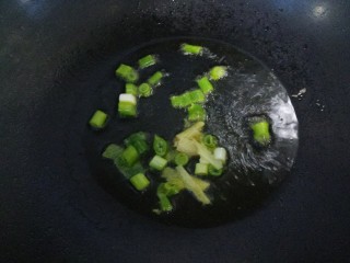 醋溜酸菜土豆丝,接着锅里热油，把葱姜爆香。