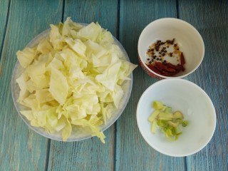 家常炒大头菜,先把大头菜切块，准备葱姜干辣椒还有花椒。