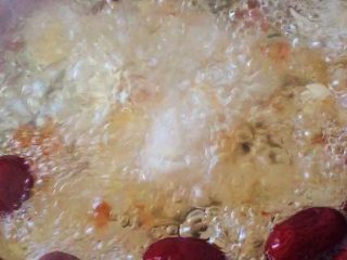 红枣百合莲子桃胶皂角米银耳羹,放入枸杞和冰糖继续煮约10分钟