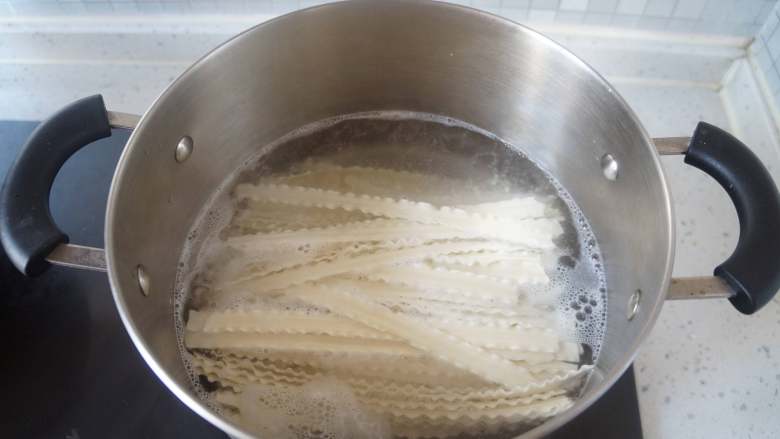 素炒刀削面,锅中加水烧开，放入刀削面煮至8成熟