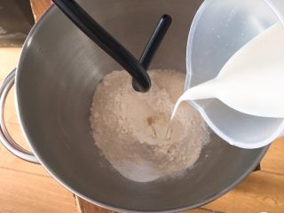 红豆心形面包,高筋粉放入厨师机桶内，盐和细砂糖对角放，中间放发酵粉，倒入牛奶搅拌。