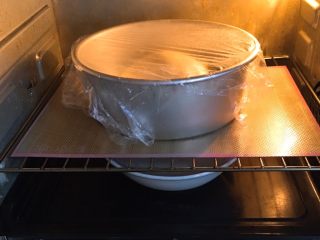 红豆心形面包,烤箱发酵档，底部放一碗热水，发酵60分钟，天气凉快了，每隔30分钟要更换热水。