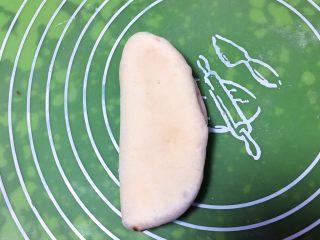 红豆心形面包,再将剂子擀成椭圆形，两边折叠。