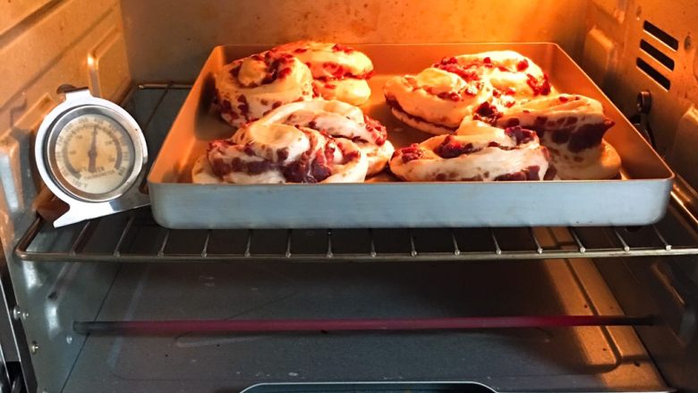 红豆心形面包,烤箱预热至180度，金盘送入烤箱烤制20分钟。
