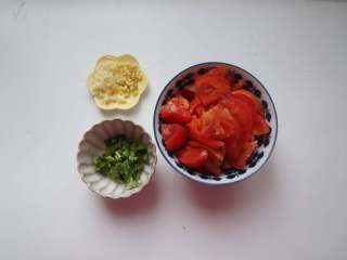 番茄肥牛刀削面,煮面时我们准备配菜，番茄切块，姜蒜切末，香菜切碎