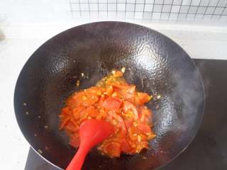 番茄肥牛刀削面,炒到番茄变软