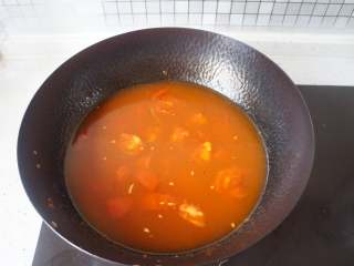 番茄肥牛刀削面,加适量清水烧开