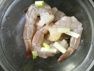 十味  黄金虾球,虾里放适量胡椒粉、料酒、盐和葱白，搅拌均匀后腌15分钟。