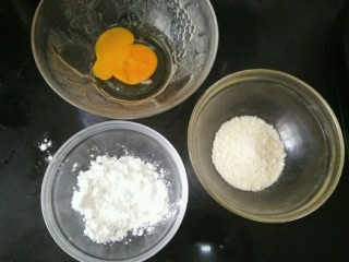 十味  黄金虾球,准备好鸡蛋、淀粉和面包糠。