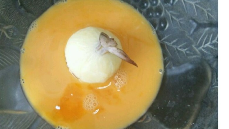 十味  黄金虾球,先把做好的虾球放到蛋液里，滚一圈。