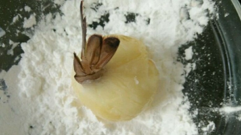 十味  黄金虾球,然后放到淀粉里，裹均匀。