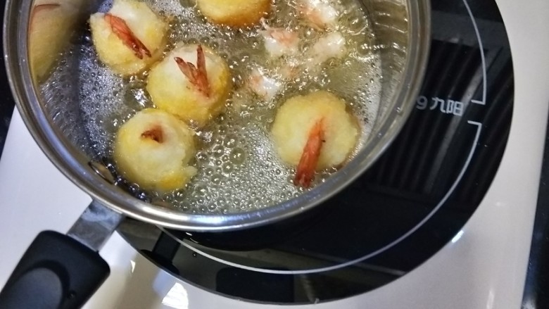 十味  黄金虾球,锅里放足够的花生油，五六成热时放入虾球，炸至金黄即可捞出沥油。
