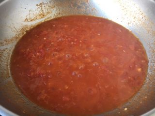 美味早餐 番茄鸡蛋牛肉手擀面,放入切好的番茄，翻炒均匀，中火将番茄熬至软烂浓稠。 小火熬制8～10分钟。
期间要随时翻炒，避免粘锅。