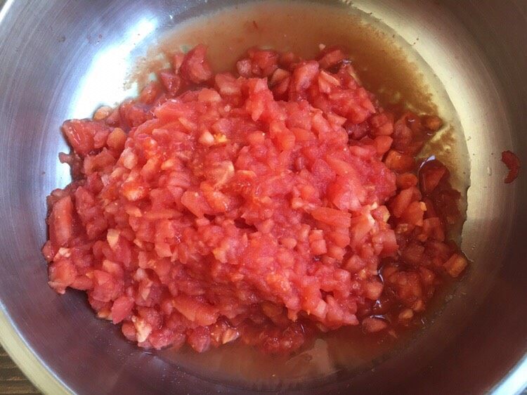 美味早餐 番茄鸡蛋牛肉手擀面,把番茄切成碎丁。