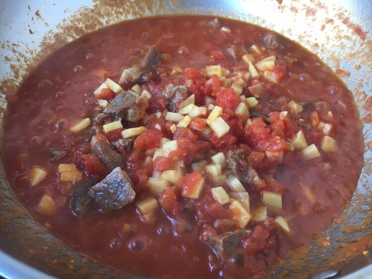 美味早餐 番茄鸡蛋牛肉手擀面,再放入切好的土豆丁，将所有食材煮约2分钟左右。