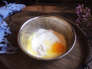 美味早餐 番茄鸡蛋牛肉手擀面,放入1个鸡蛋。