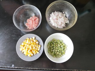 十味  芝士焗五彩饭,把猪肉和洋葱切碎，玉米粒和青豆洗干净。