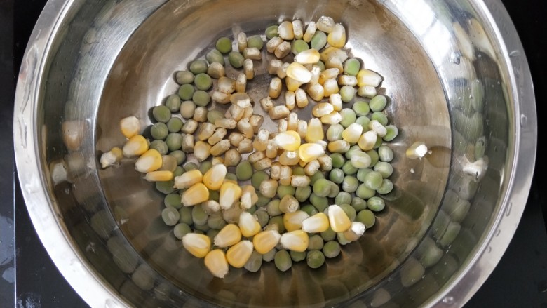 十味  芝士焗五彩饭,先把青豆和玉米放水里煮熟，捞出沥水。