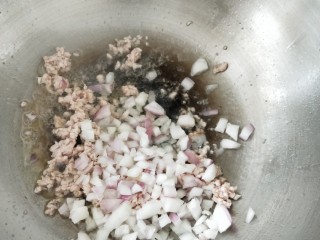 十味  芝士焗五彩饭,热锅凉油下猪肉和一点点盐，翻炒至猪肉变色。然后加入洋葱，翻炒片刻。