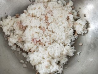 十味  芝士焗五彩饭,接着倒入米饭，快速把米饭炒散。