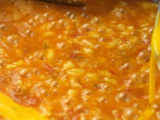 快手番茄疙瘩汤,倒入剩余蛋液拨散成蛋花，放入小油菜烫熟