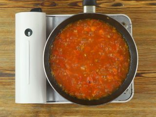 快手番茄疙瘩汤,倒入面疙瘩，用筷子快速拨散，加入盐3g、白胡椒粉1g、香油数滴翻炒均匀