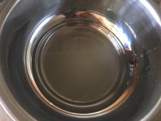 空心麻团（麻圆）,开水里加入白糖溶化