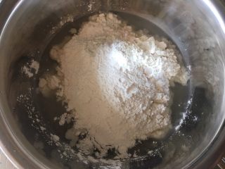 空心麻团（麻圆）,将糯米粉和粘米粉倒入糖水