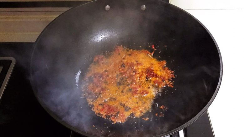 麻辣脑花,油烧热后加入红油豆瓣酱，炒出红油