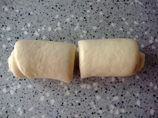 土司面包🍞,面团分成6等份，擀面杖擀成牛舌状，卷起来