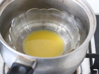奶香浓郁牛轧糖（熬糖版），越嚼越香,黄油隔热水融化成液态后，保温待用。