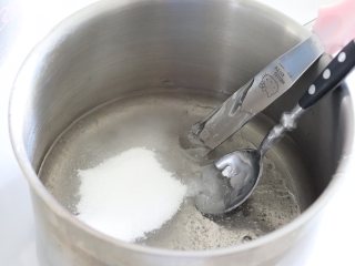 奶香浓郁牛轧糖（熬糖版），越嚼越香,麦芽糖、水、白砂糖、盐，放入奶锅中。