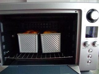 土司面包🍞,放入预热好的烤箱，160度，35分钟