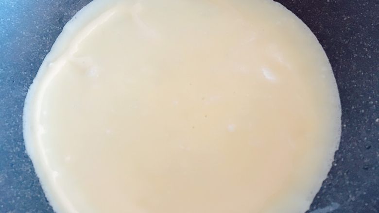 紫薯鸡蛋卷,锅中加入一点点油不要多 从中间部分倒入面糊 然后顺时针转动锅 是面糊均匀