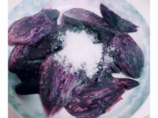 紫薯鸡蛋卷,紫薯切片蒸熟加入白糖