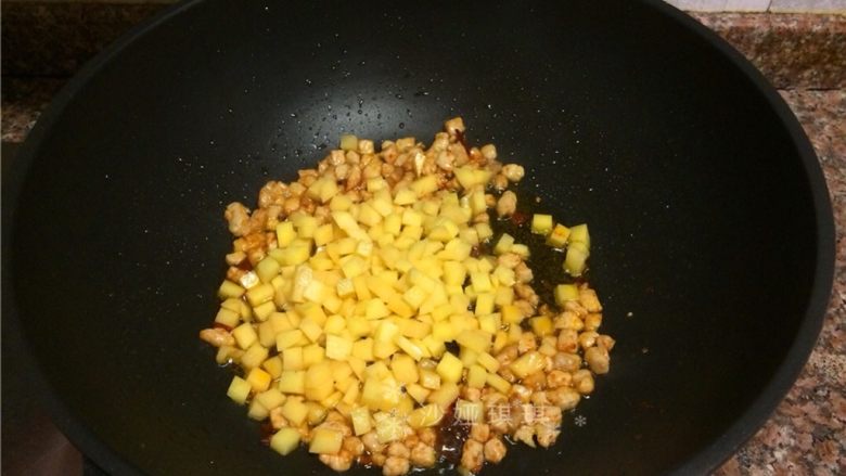 芦笋土豆炒肉丁,放入土豆翻炒1分钟。