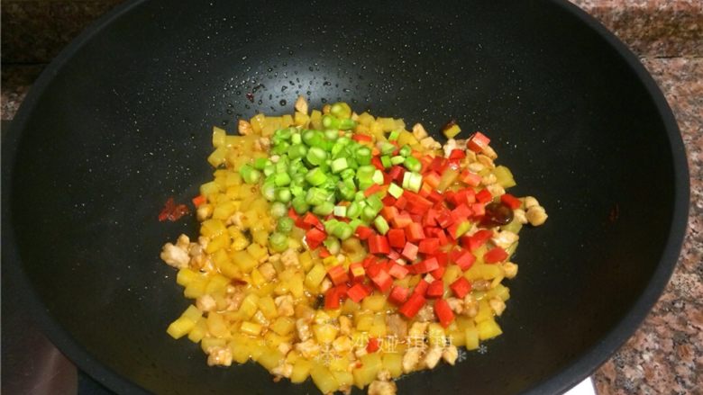 芦笋土豆炒肉丁,放入芦笋和胡萝卜翻炒1分钟。