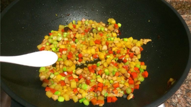 芦笋土豆炒肉丁,放入适量盐翻炒30秒即可出锅。