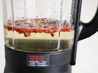 桂圆红枣茶,加水到搅拌杯的750ml刻度线处;